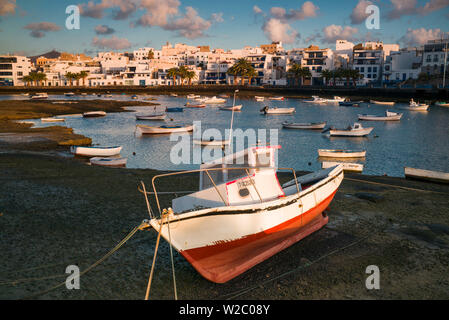 Espagne, Canaries, Lanzarote, Arecife, Charco de San Ginés, bateaux de pêche, Dawn Banque D'Images