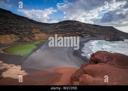 Espagne, Canaries, Lanzarote, El Golfo, vue sur la piscine de Charco de los Clicos, site de la film de Raquel Welch, un million d'années BC Banque D'Images