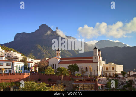 Le Village de Tejeda avec Roque Nublo en arrière-plan, Gran Canaria, Îles Canaries, Espagne, l'océan Atlantique, l'Europe Banque D'Images