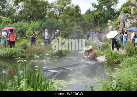 (190708) -- BEIJING, 8 juillet 2019 (Xinhua) -- Les touristes visiter le jardin du Hunan à l'Exposition Horticole Internationale de Beijing à Beijing, capitale de Chine, le 7 juillet 2019. Situé dans le centre de la Chine, la province du Hunan est bien connue pour sa topographie variée. Il jouxte le lac Dongting au nord, et l'Est, au sud et à l'ouest de la province sont entourés de montagnes, avec Xuefeng et Wuling montagnes à l'ouest, Nanling Mountain au sud, Luoxiao 458 Middle Longpan et montagnes à l'Est. Le Xiangjiang, Zijiang, Yuanjiang et Lishui rivières convergent sur la rivière Yangtze, au lac Dongting Banque D'Images