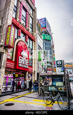 Tokyo, Japon - 10 mai 2019 : scène de la ville dans la ville de Shinjuku. Shinjuku est un quartier spécial situé à Tokyo pour le shopping et les visites touristiques. Banque D'Images