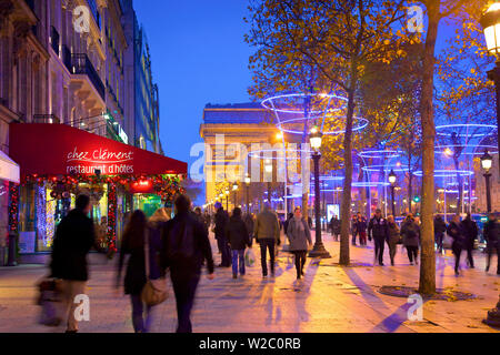 Décorations de Noël sur l'Avenue des Champs-Elysées avec l'Arc De Triomphe en arrière-plan, Paris, France, l'Europe de l'Ouest. Banque D'Images