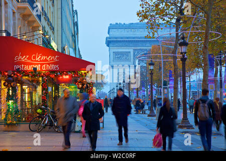 Décorations de Noël sur l'Avenue des Champs-Elysées avec l'Arc De Triomphe en arrière-plan, Paris, France, l'Europe de l'Ouest. Banque D'Images