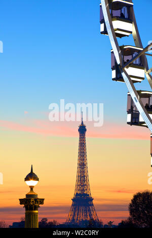 Tour Eiffel à partir de la Place de La Concorde avec grande roue en premier plan, Paris, France, l'Europe de l'Ouest. Banque D'Images