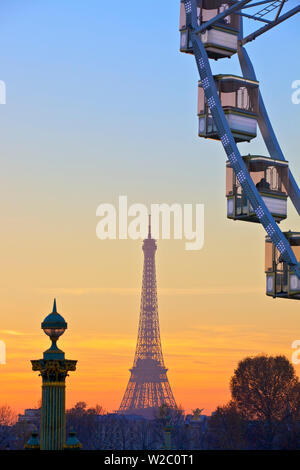 Tour Eiffel à partir de la Place de La Concorde avec grande roue en premier plan, Paris, France, l'Europe de l'Ouest. Banque D'Images