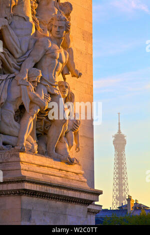 Arc de Triomphe, Tour Eiffel en arrière-plan, Paris, France, l'Europe de l'Ouest. Banque D'Images