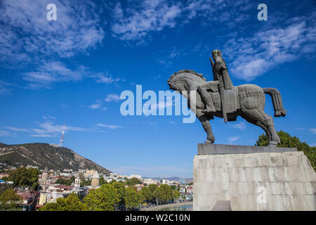 La Géorgie, Tbilissi, Avlabari, statue équestre du roi Vakhtang Gorgasali à côté de l'église de Metekhi Banque D'Images