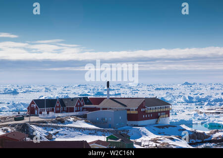 Le Groenland, baie de Disko, Ilulissat, elevated view avec l'hôpital de la ville Banque D'Images