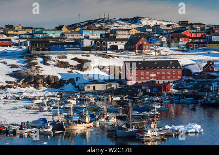 Le Groenland, baie de Disko, Ilulissat, ville port, elevated view Banque D'Images