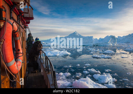 Le Groenland, baie de Disko, Ilulissat, à bord de bateaux de pêche dans la glace flaoting, coucher de soleil Banque D'Images