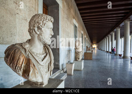 Grèce, Athènes, l'ancienne Agora, Stoa d'Attalos et Agora Museum buste de l'Empereur Antonin Banque D'Images