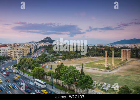 Grèce, Athènes, Attique, vue sur le Temple de Zeus et l'Arche d'Hadrien avec Lykavittos colline au loin Banque D'Images