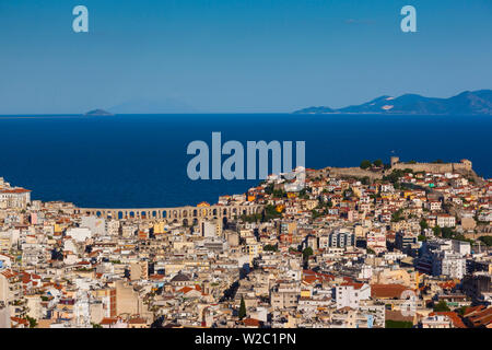 Grèce, Macédoine orientale et Thrace, Kavala, augmentation de la vue sur la ville avec l'Aqueduc de Kamares, construit en 1530 par Soliman le magnifique et la forteresse de Kastro Banque D'Images