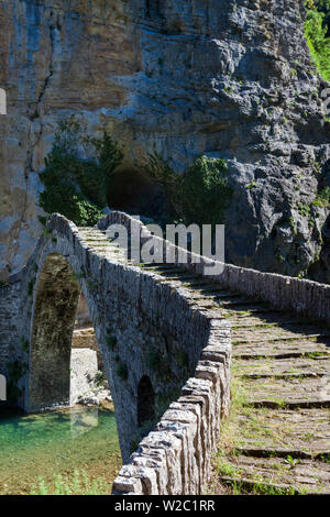 La Grèce, l'Epire, région, Zagorohoria Vikos, de l'ère ottomane arched bridge over la rivière Voidomatis Banque D'Images