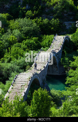 La Grèce, l'Epire, région, Zagorohoria Vikos, de l'ère ottomane en arc multi-pont sur la rivière Voidomatis Banque D'Images