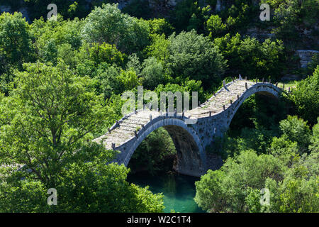 La Grèce, l'Epire, région, Zagorohoria Vikos, de l'ère ottomane en arc multi-pont sur la rivière Voidomatis Banque D'Images