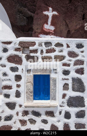 Chapelle par red beach, Santorin (thira), îles Cyclades, Grèce Banque D'Images