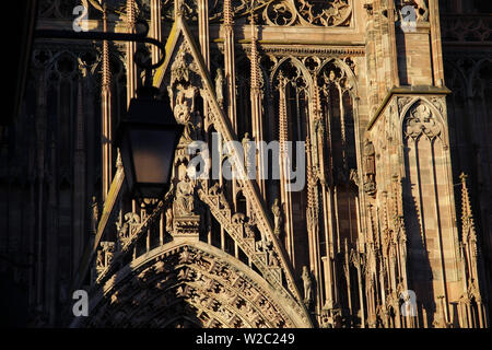Détails des sculptures sur la façade ouest de la Cathédrale Notre Dame, Natre Strasbourg France Banque D'Images