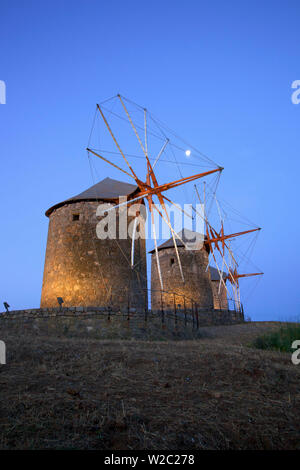 Allumé en moulins à vent de Chora, Patmos, Dodécanèse, îles grecques, Grèce, Europe Banque D'Images