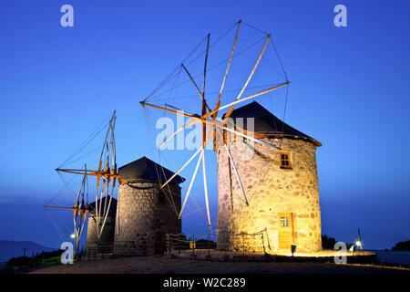 Allumé en moulins à vent de Chora, Patmos, Dodécanèse, îles grecques, Grèce, Europe Banque D'Images