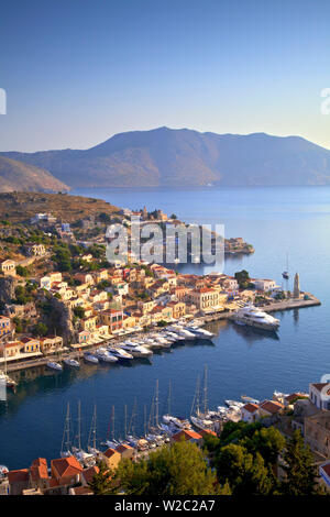 Bateaux dans le port de Symi Angle élevé, Symi, Dodécanèse, îles grecques, Grèce, Europe Banque D'Images