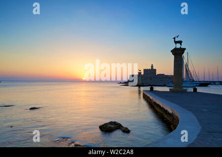 Des statues de bronze biche et Cerf à l'entrée du port de Mandraki, Rhodes, Dodécanèse, îles grecques, Grèce, Europe Banque D'Images