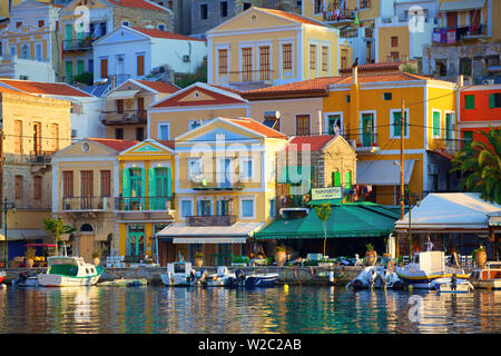 Bateaux dans le port de Symi, Symi, Dodécanèse, îles grecques, Grèce, Europe Banque D'Images