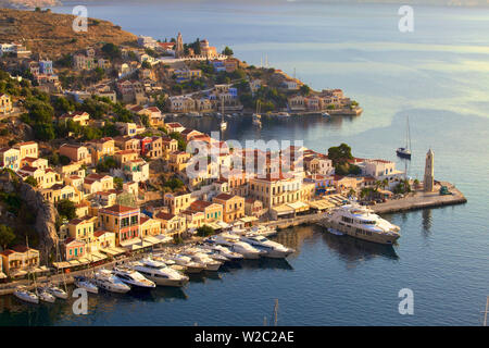 Bateaux dans le port de Symi Angle élevé, Symi, Dodécanèse, îles grecques, Grèce, Europe Banque D'Images