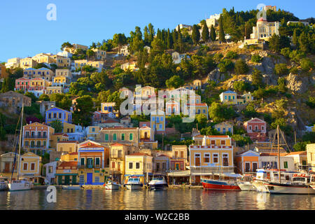 Bateaux dans le port de Symi, Symi, Dodécanèse, îles grecques, Grèce, Europe Banque D'Images