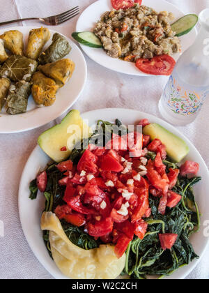 La cuisine grecque. Horta ou verts sauvages, les courgettes avec du riz, des feuilles de chou farci Dolma et Melitzana (Aubergine Salade ) Banque D'Images
