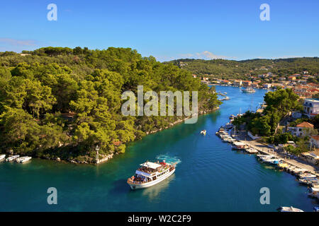 Vue sur le port de Gaios, Paxos, îles Ioniennes, îles grecques, Grèce, Europe Banque D'Images