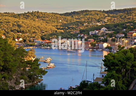 Vue sur le port de Gaios, Paxos, îles Ioniennes, îles grecques, Grèce, Europe Banque D'Images