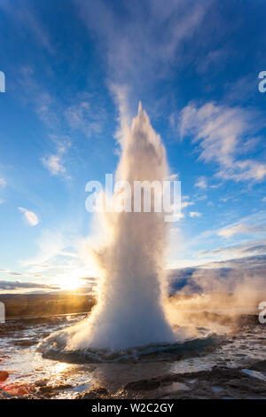 Strokkur (la baratte), Geysir, Islande, cercle d'Or Banque D'Images