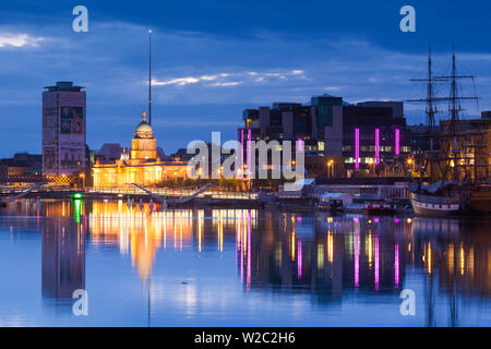 L'Irlande, Dublin, Custom House, dusk Banque D'Images