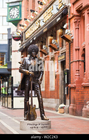 L'Irlande, Dublin, statue de Phil Lynott, membre fondateur du groupe rock Thin Lizzy, musicien de rock irlandais Banque D'Images