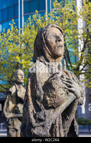 L'Irlande, Dublin, statues de la Famine Memorial, Custom House Quay Banque D'Images