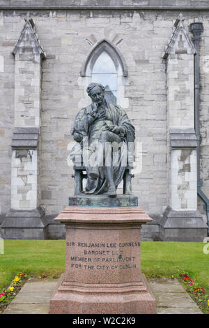L'Irlande, Dublin, la Cathédrale St Patrick, statue de Sir Benjamin Lee Guinness Banque D'Images
