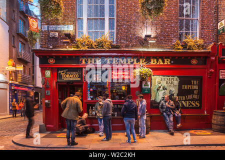 L'Irlande, Dublin, Temple Bar, pub traditionnel, l'extérieur de Temple Bar Pub, crépuscule Banque D'Images