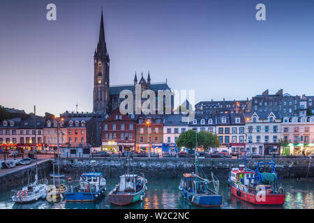 Le comté de Cork, Irlande, Cobh, la cathédrale saint Colman de Cobh Harbour, dusk Banque D'Images