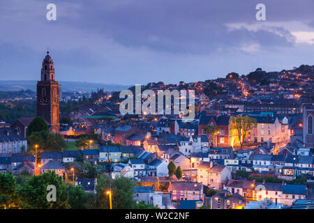 L'Irlande, dans le comté de Cork, la ville de Cork, l'Église Sainte-Anne, elevated view, dusk Banque D'Images