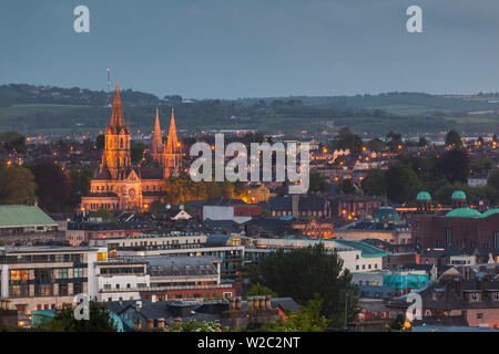 L'Irlande, dans le comté de Cork, Cork City, St Fin Barre's Cathedral, 19e siècle, Crépuscule, Portrait Banque D'Images