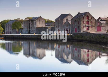 L'Irlande, comté de Donegal, Fanad Peninsula, Rathmelton, antique, entrepôts au bord de l'eau Banque D'Images