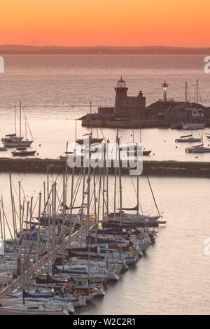 L'Irlande, dans le comté de Fingal, Howth, Howth Harbour View, dusk Banque D'Images