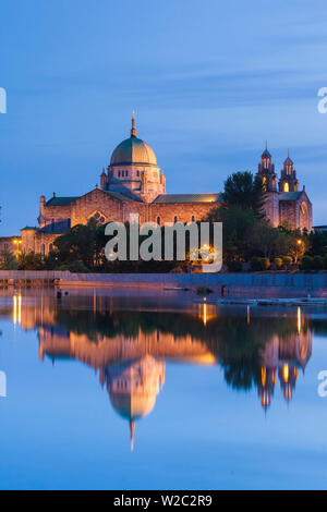 L'Irlande, dans le comté de Galway, Galway, Cathédrale de Galway, extérieur, crépuscule Banque D'Images