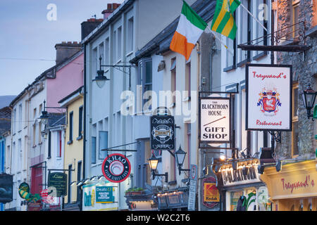 L'Irlande, le comté de Kerry, l'Anneau du Kerry, Killarney, principales enseignes de rue, dusk Banque D'Images