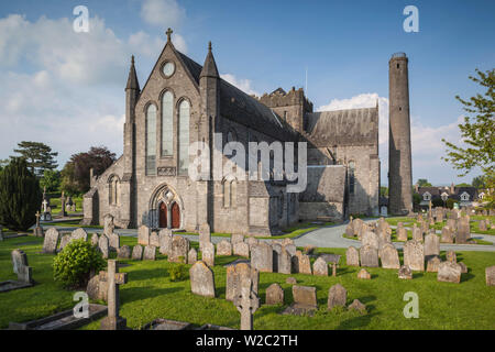L'Irlande, comté de Kilkenny, la ville de Kilkenny, la Cathédrale St Canice, extérieur Banque D'Images