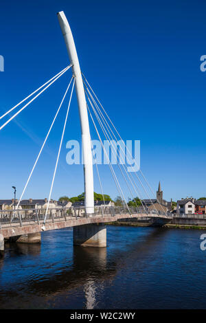 L'Irlande, dans le comté de Mayo, Ballina, le nouveau pont de la rivière Banque D'Images