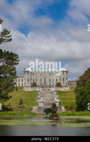 L'Irlande, le comté de Wicklow, Enniskerry, Powerscourt Estate, Powerscourt House du lac Triton Banque D'Images