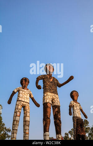 L'Inde, de l'Haryana et du Pendjab, Chandigarh, Nek Chand's Rock Garden, sculptures faites à partir de matériaux recyclés Banque D'Images