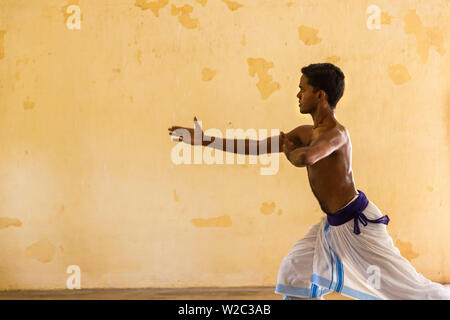 Élève de danse traditionnelle indienne, Chennai (Madras), Tamil Nadu, Inde Banque D'Images